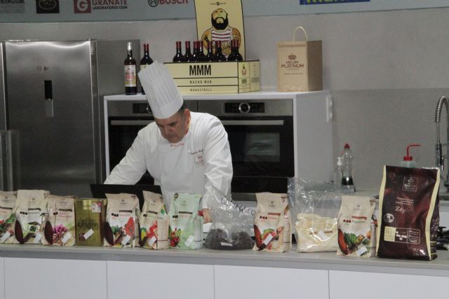 Maestros de la cocina deleitan con una cata de chocolate procedente de diferentes países