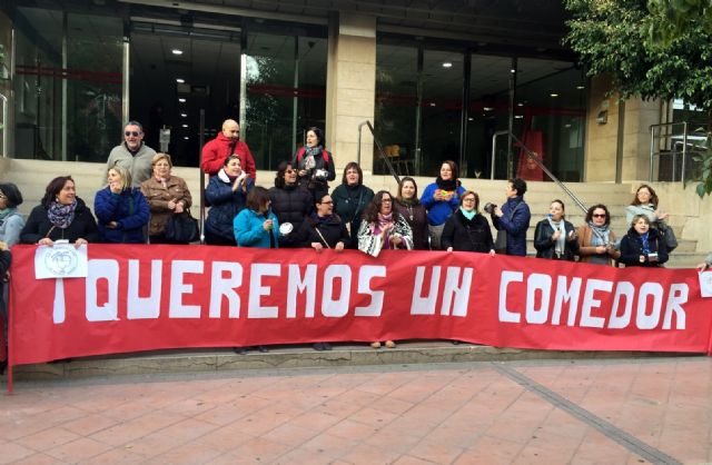 El PSOE apoya a las madres y padres del CEIP Ciudad de La Paz de El Palmar en su demanda de un comedor escolar