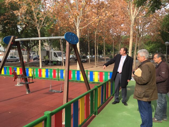 El Jardín de Mariano Montesinos se renueva gracias a la instalación de una nueva zona de juego infantil