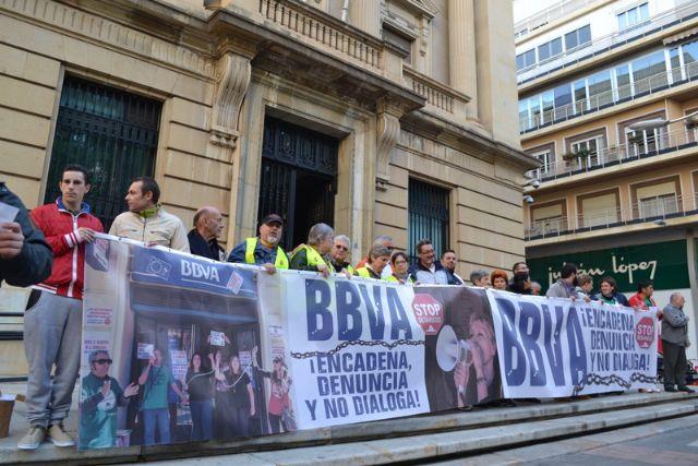 Cambiemos Murcia muestra su apoyo a las familias denunciadas por el BBVA
