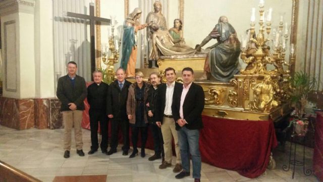Noelia Arroyo visita en San Bartolomé a la Cofradía del Santo Sepulcro de Murcia