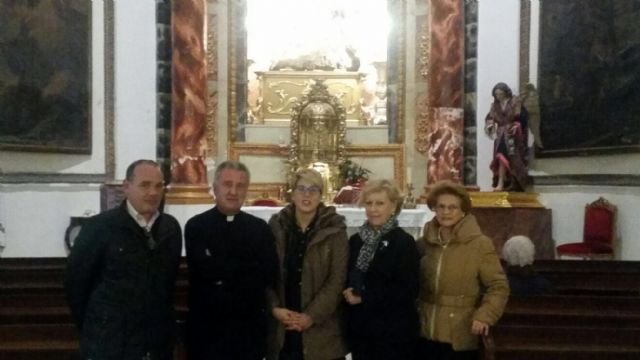 Noelia Arroyo se reúne con los miembros de la Cofradía de Servitas de Murcia