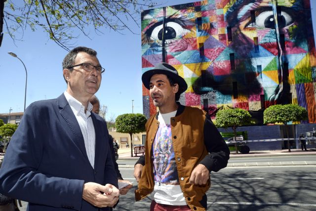 Kobra rubrica su retrato ´urbano´ de Dalí en la fachada del Puertas de Castilla y concluye su primera obra en España
