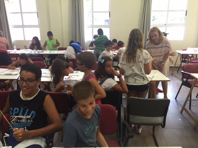 Cerca de 60 menores de entre 6 y 14 años disfrutan de la Escuela de Verano de Santiago y Zaraiche desarrollada por voluntarios sociales