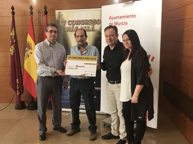 Jesús Pacheco entrega a AFACMUR un cheque de 5.000 euros para talleres y actividades de apoyo a los menores enfermos de cáncer