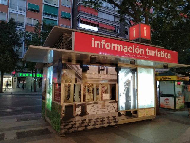 El PSOE critica al Ayuntamiento por cerrar el punto de información turística de Gran Vía en agosto, 'cuando más visitantes pueden venir'