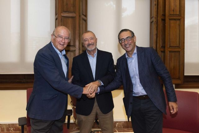 La Universidad de Murcia y la Fundación CajaMurcia firman un convenio para impulsar las actividades de la Cátedra Arturo Pérez-Reverte