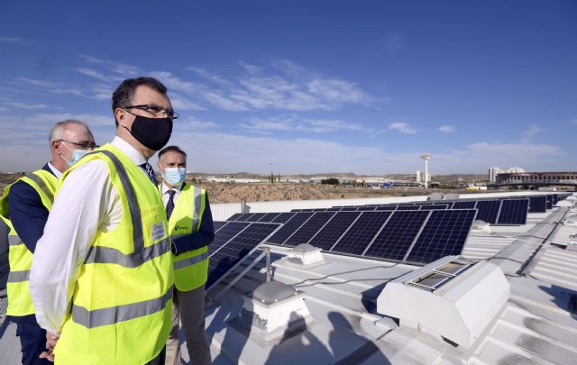 Murcia evita la emisión de cerca de 75 toneladas de CO2 a la atmósfera cada año gracias a las placas solares del tranvía