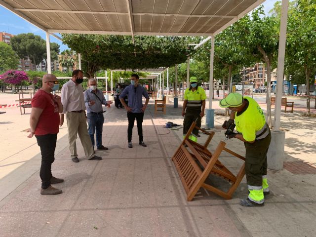 El Ayuntamiento de Murcia amplía las zonas estanciales de plazas, parques y jardines con nuevo mobiliario urbano