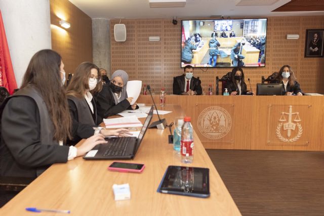 Estudiantes de Derecho realizan las primeras simulaciones de juicios en el aula judicial de la UMU