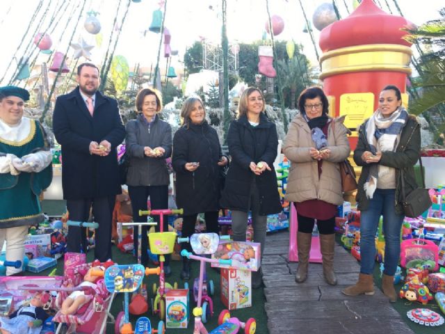 Los niños murcianos donan más de 2.000 juguetes en el Gran Árbol de Navidad de la Plaza Circular
