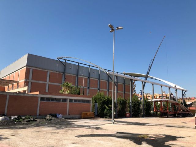 Deportes instala una cubierta de 1.000 m2 en la pista de baloncesto del polideportivo del Infante