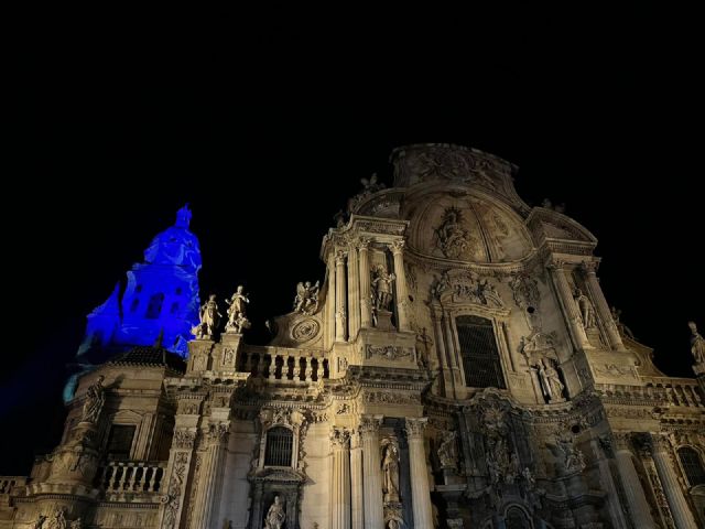 La Torre de la Catedral de Murcia se ilumina en la Navidad del 500 aniversario de su construcción