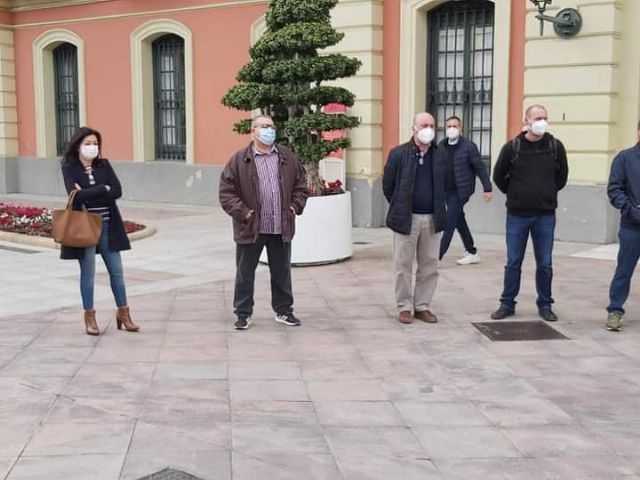 Concentración frente al ayuntamiento de Murcia para denunciar la precariedad laboral en la empresa Mercamurcia