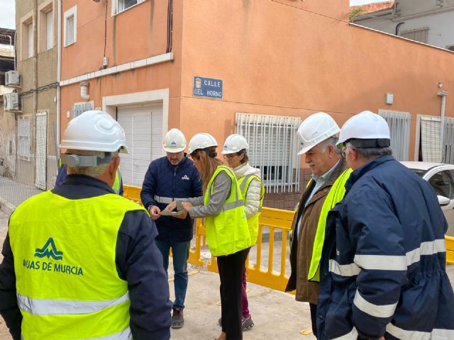 Aguas de Murcia trabaja en la mejora de las redes de saneamiento y abastecimiento en calle Malecón I y carril Senda Alta de La Raya