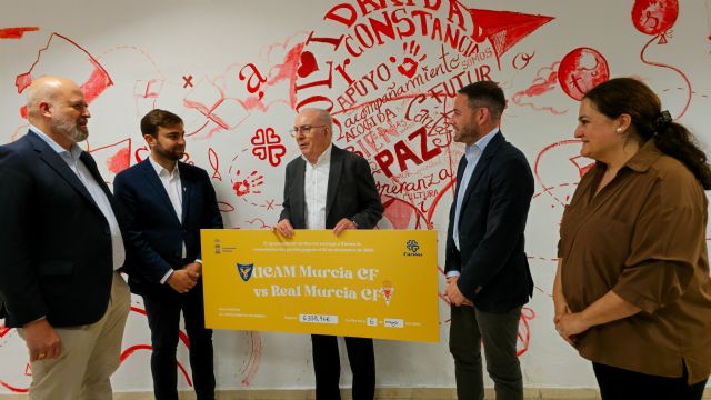 Real Murcia y UCAM entregan a Cáritas la recaudación del partido benéfico que jugaron la pasada Navidad