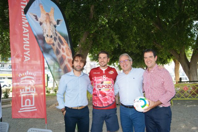Andresito, presentado como nuevo jugador de ElPozo Murcia entre aves rapaces de Terra Natura
