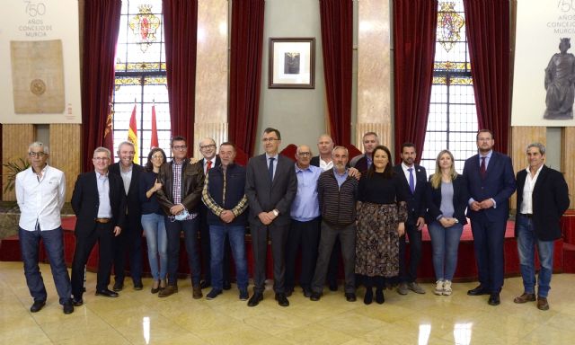 El Ayuntamiento rinde homenaje a los bomberos que han dedicado su vida a proteger a los murcianos