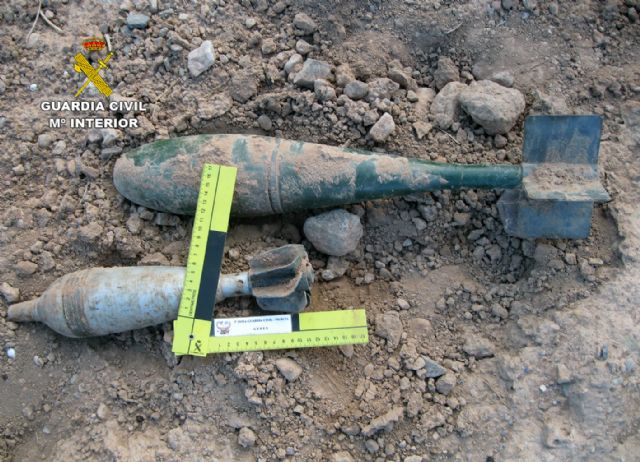 La Guardia Civil desactiva una granada de mortero y un proyectil de aviación