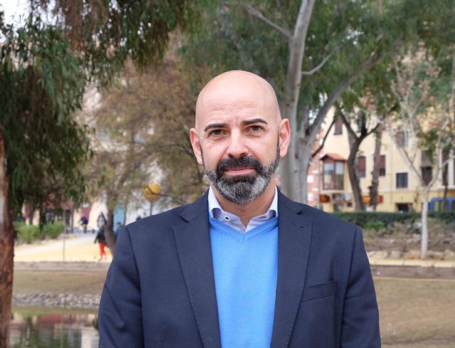 La escuela de Padres del Ayuntamiento de Murcia expone los peligros de las redes sociales para los jóvenes