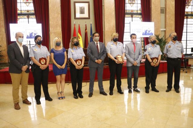 Murcia homenajea a sus primeras agentes de Policía Local