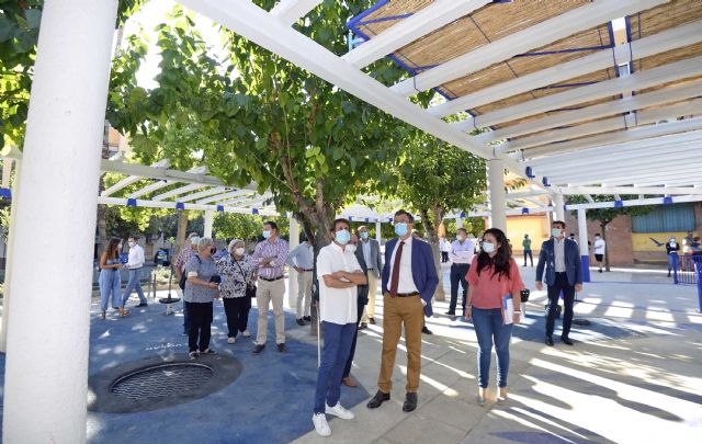El barrio de La Paz estrena una renovada pérgola de 375 m2 y un huerto escolar urbano en la calle Río Mundo