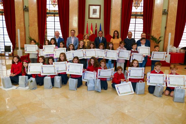 El alcalde Serrano entrega los premios del Concurso de Belenes 'Dibuja tu Belén'