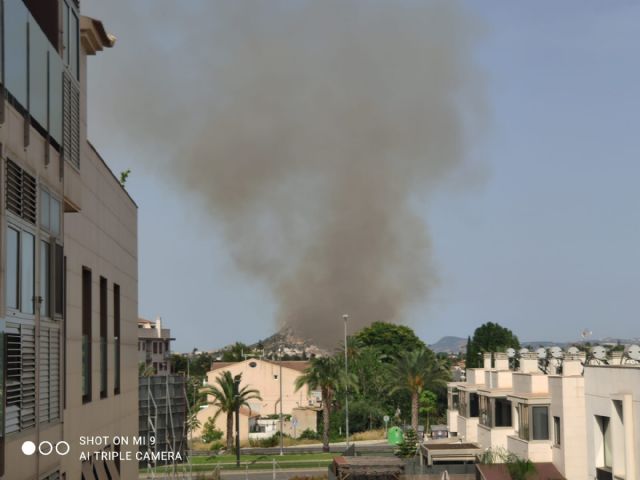 Bomberos sofocan un incendio de cañas en la pedanía murciana de Zarandona