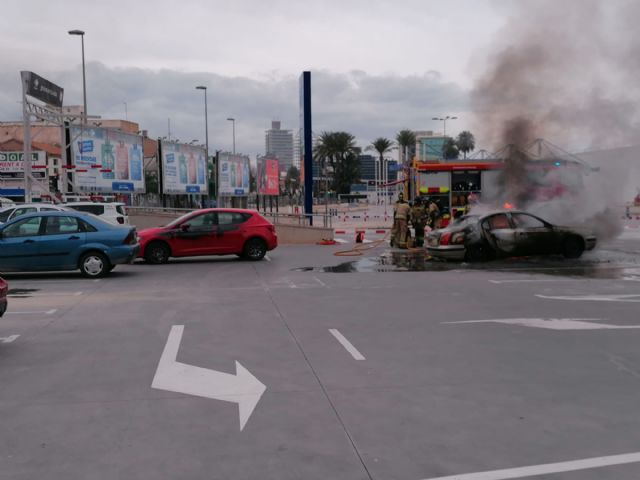 Servicios de emergencias sofocan el incendio de un vehículo en el aparcamiento de un centro comercial en Murcia