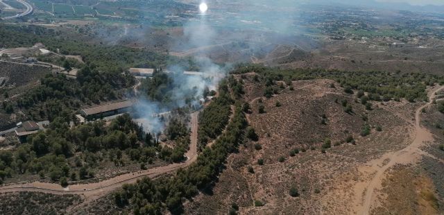 Apagan el incendio en una zona boscosa en las instalaciones de una empresa en Murcia