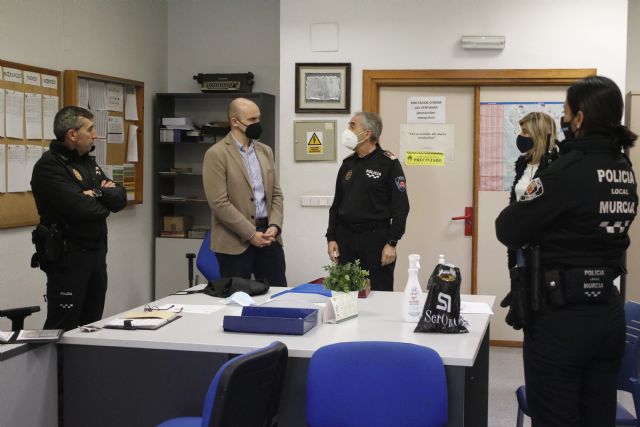 Enrique Lorca visita las instalaciones de Policía Local para agradecer su labor durante las Fiestas de Primavera