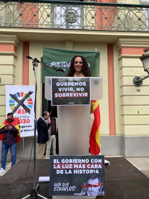 Solidaridad y VOX reúnen a miles de españoles frente al Ayuntamiento de Murcia