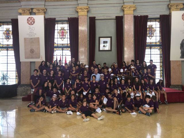 Más de 50 niños que participan en las Jornadas de formación en hemofilia visitan el Ayuntamiento de Murcia