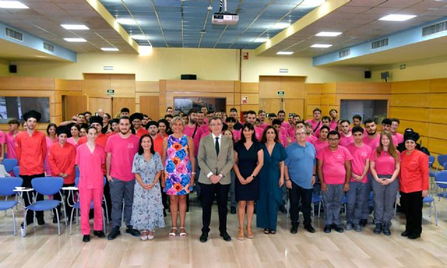 68 jóvenes firman un contrato con el Ayuntamiento para insertarse en el mundo laboral