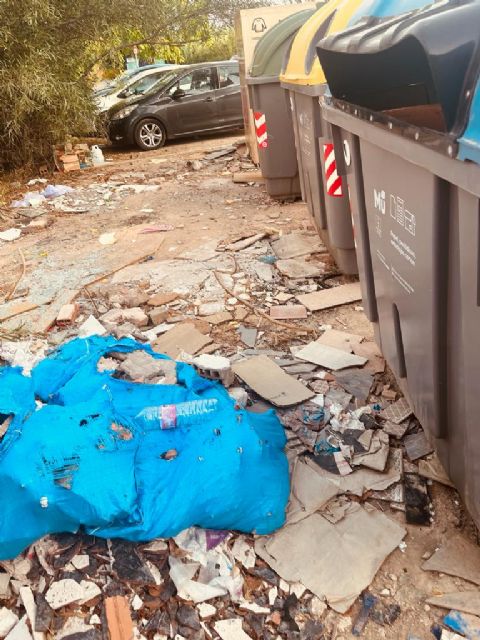 Fructuoso: 'La basura y los enseres se siguen acumulando en las calles del municipio mientras Ballesta posa en fotos y miente con el Plan Recupera'