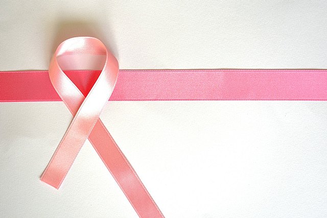 Murcia conmemora el día mundial del cáncer de mama con la iluminación de color rosa de sus edificios y espacios emblemáticos