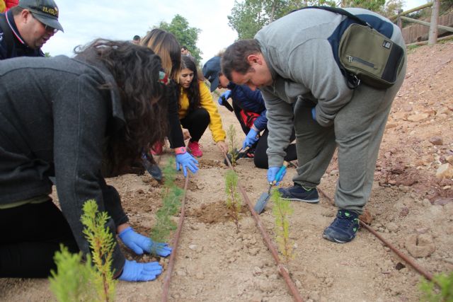Usuarios de Astrapace participan hoy en la plantación de nuevo arbolado en Terra Natura dentro del Plan Foresta