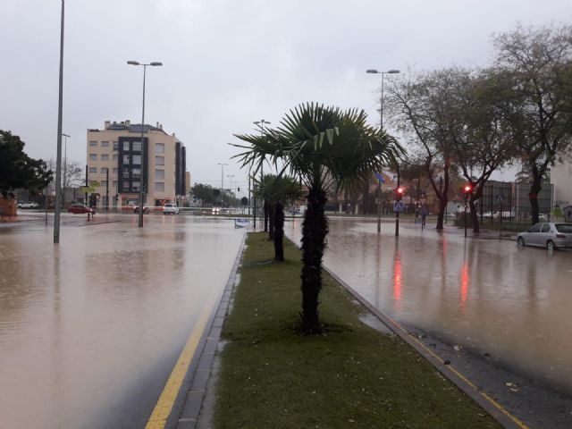 Las fuertes y continuas lluvias caídas esta noche obligan a cerrar distintas vías para garantizar la seguridad de los conductores