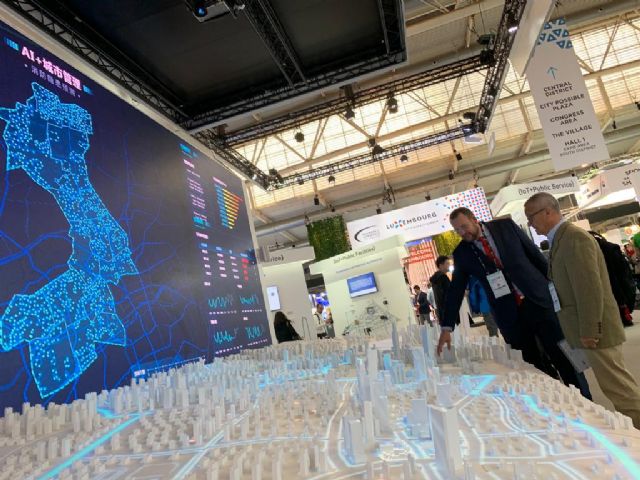 El Ayuntamiento busca alianzas en Barcelona para avanzar en su proyecto de ciudad inteligente