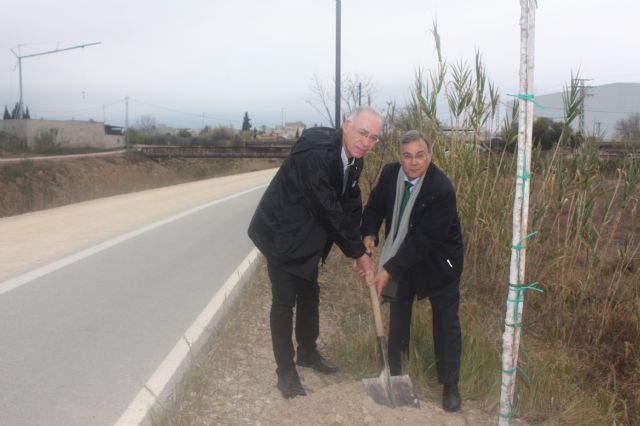Ayuntamiento de Murcia y Estrella de Levante cumplen con el compromiso por la sostenibilidad del Medio Ambiente plantando más de 100 árboles en el entorno del Río Segura