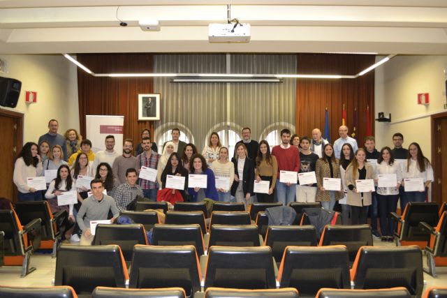 La Universidad de Murcia entrega 81 becas para prácticas rurales y sociosanitarias