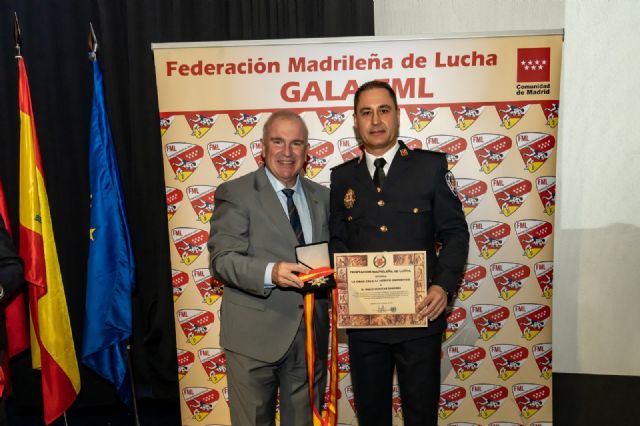 El Subinspector de la Policía Local Diego Huescar condecorado con la Gran Cruz al Mérito Deportivo