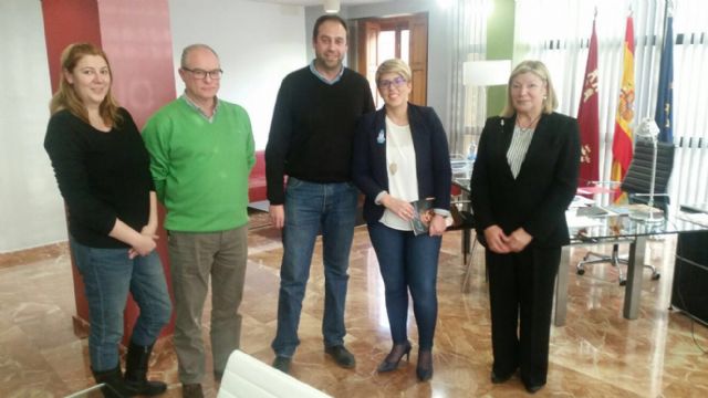 Noelia Arroyo se reúne con los miembros de la directiva de la Cofradía del Amparo de Murcia