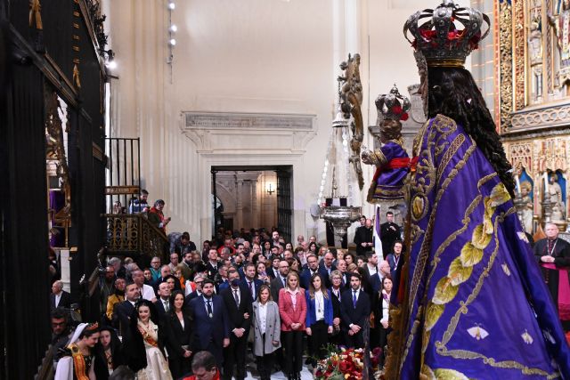 López Miras recibe a la Virgen de la Fuensanta en su bajada a Murcia
