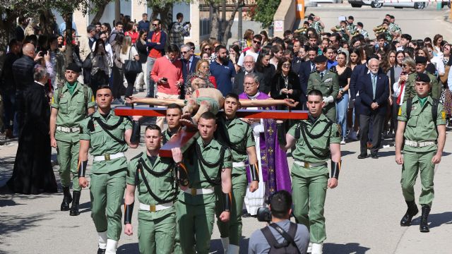 Emotiva procesión del Cristo Universitario de la Salud en la UCAM con la Brigada Paracaidista