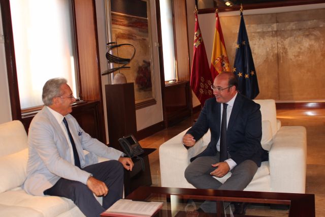 Pedro Antonio Sánchez se reúne con el presidente del Club Taurino de Murcia