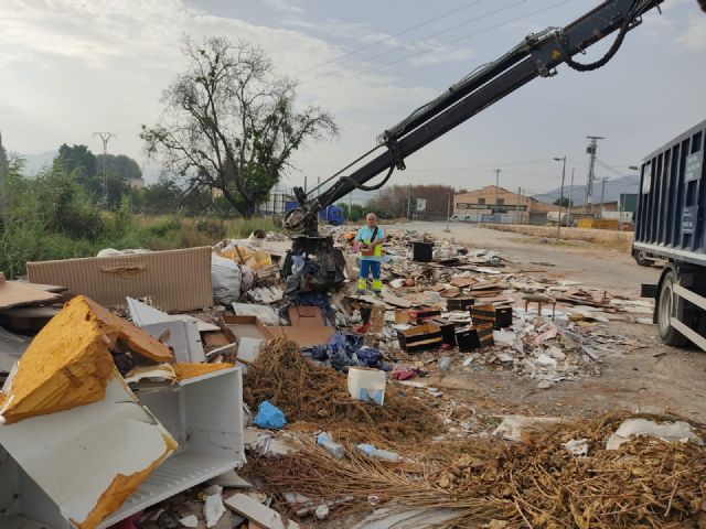 El Ayuntamiento retira en La Azacaya más de 15 toneladas de enseres y voluminosos