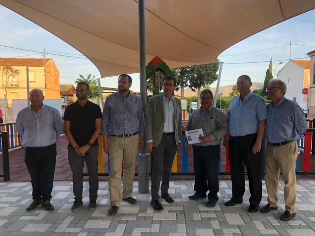 El Alcalde Ballesta visita las obras de la nueva zona verde en Santa Cruz