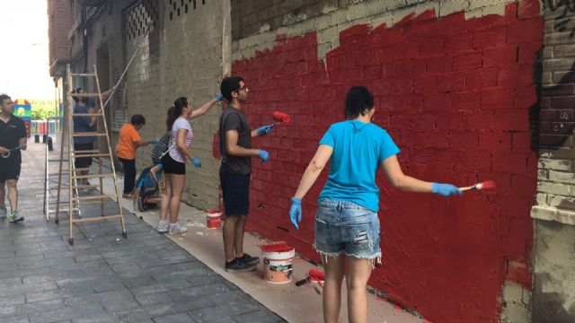 Más de un centenar de voluntarios pintan y decoran 50 fachadas y persianas de comercios del barrio de Santa Eulalia