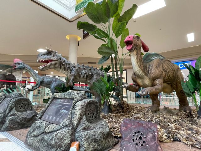 Los dinosaurios llegan a un centro comercial murciano a través de ´Expodino´